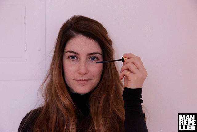 Applying clear mascara in a compact mirror