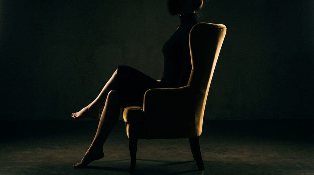 Sissy Poise, Presence and Comportment